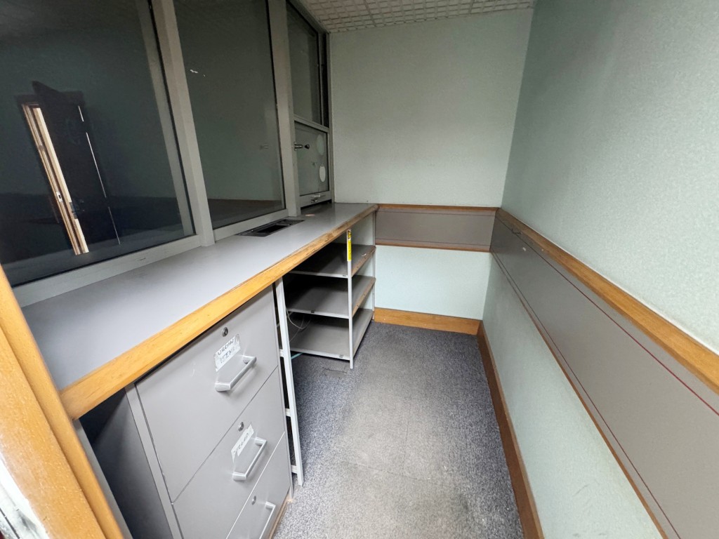 Lot: 42 - FREEHOLD PREMISES IN CENTRAL LOCATION WITH PARKING - Ground floor - PO counter